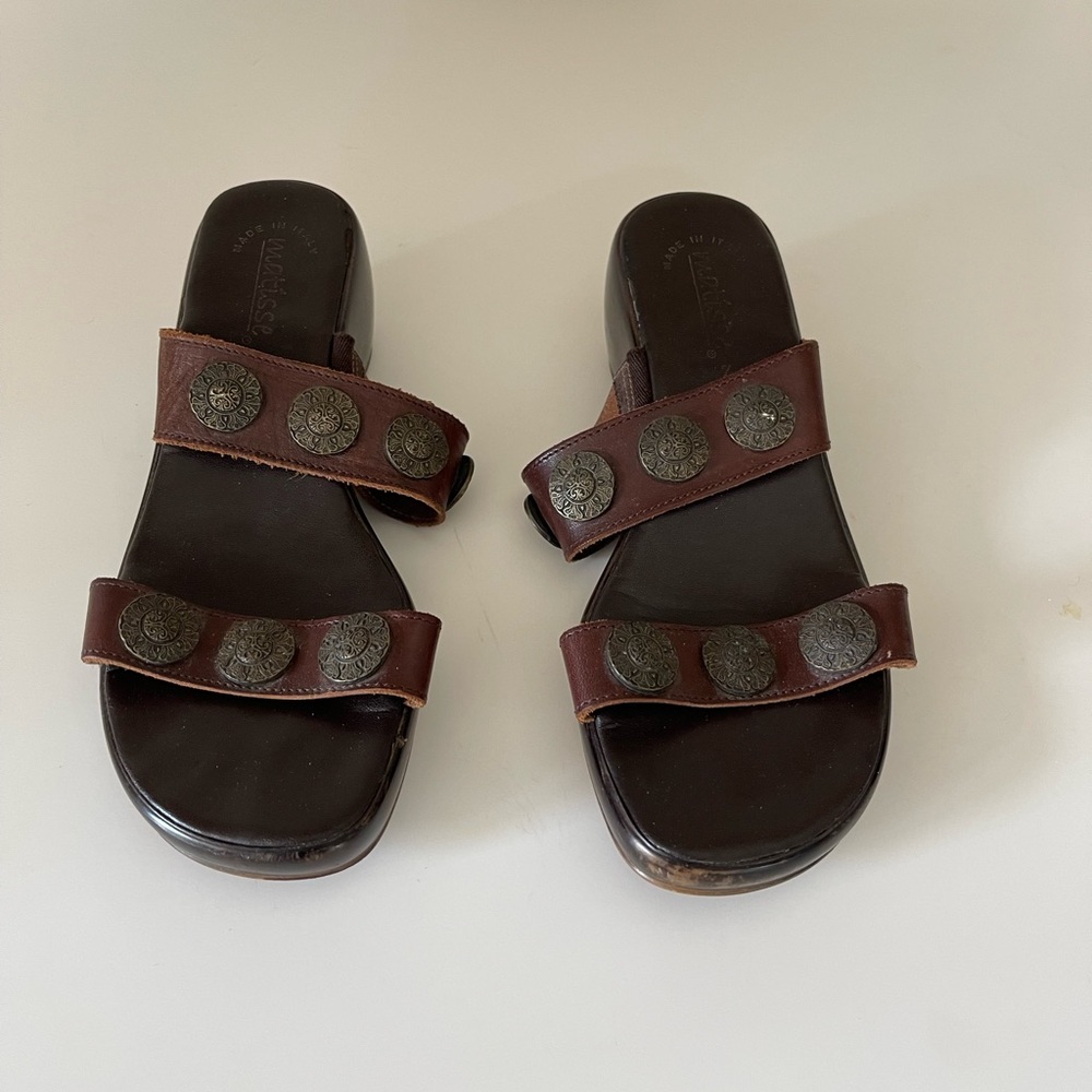 Matisse brown leather Sandals with metal disc adornments. Size 38 U.S 7.…